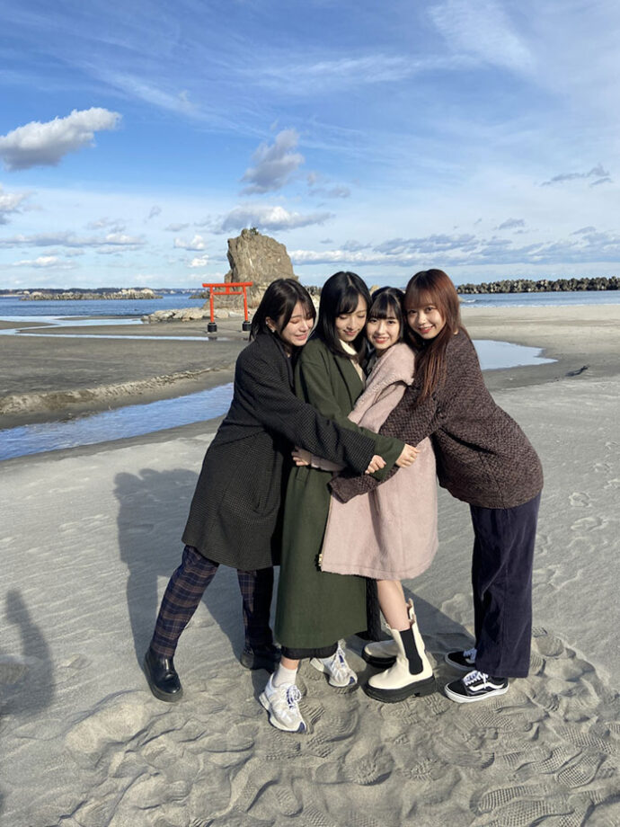大盛、大西、小栗、橋本陽菜の4人で福島の勿来海岸を訪れた。トップ画像ともに「AKB48、最近聞いたよね…」公式ツイッター（@akb48_tvtokyo）より。